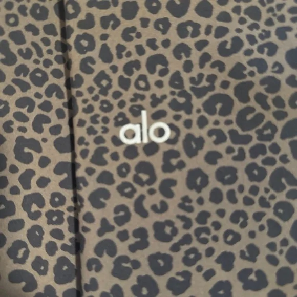 Alo is Leggings - Picture 3 of 4